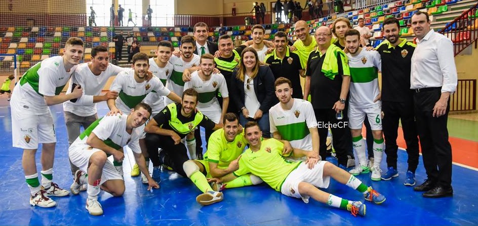 Los jugadores del Elche CF sala celebran la permanencia en Segunda / Sonia Arcos - Elche CF