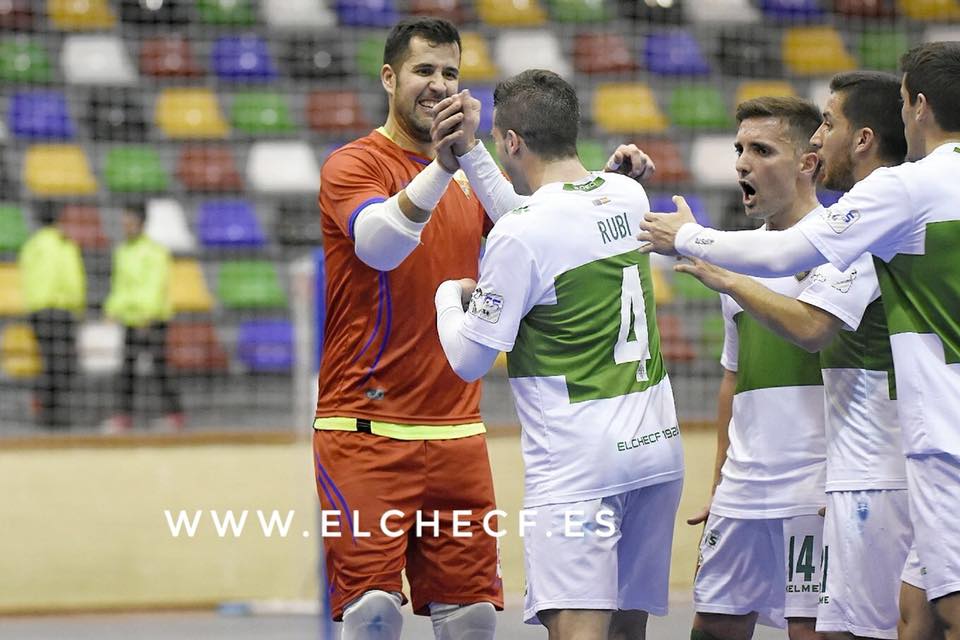 Los jugadores del Elche C.F. Sala celebran el punto conseguido ante el Betis Futsal / Sonia Arcos - Elche C.F.