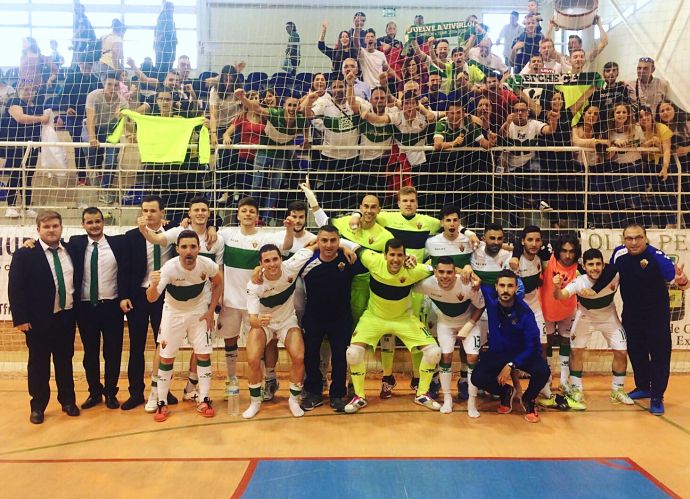Los jugadores del Elche Sala celebran el triunfo en Valdepeñas con los aficionados desplazados