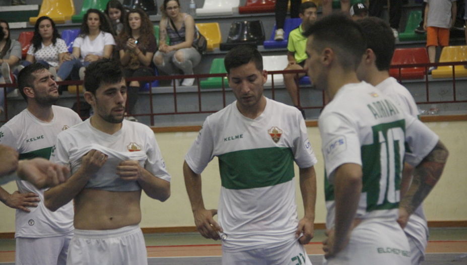 Los jugadores del Elche Sala se lamentan tras perder la final del ascenso a Primera ante OParrulo Ferrol / Cristian Ripoll