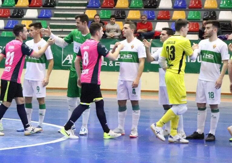 Los jugadores del Elche C.F. Sala y el FS Talavera se saludan antes del partido - Elche C.F. Sala Oficial