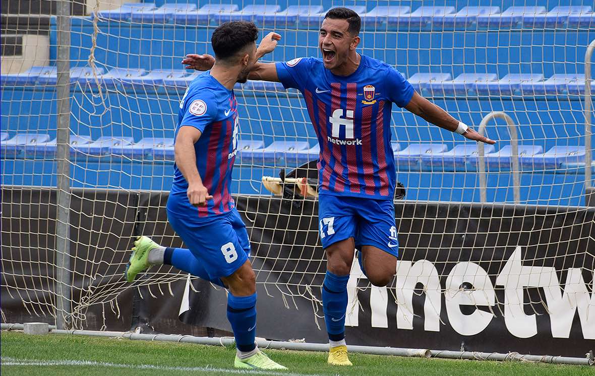 Dos futbolistas del Eldense celebran un gol en la temporada 22-23, en Primera RFEF / CD Eldense Oficial