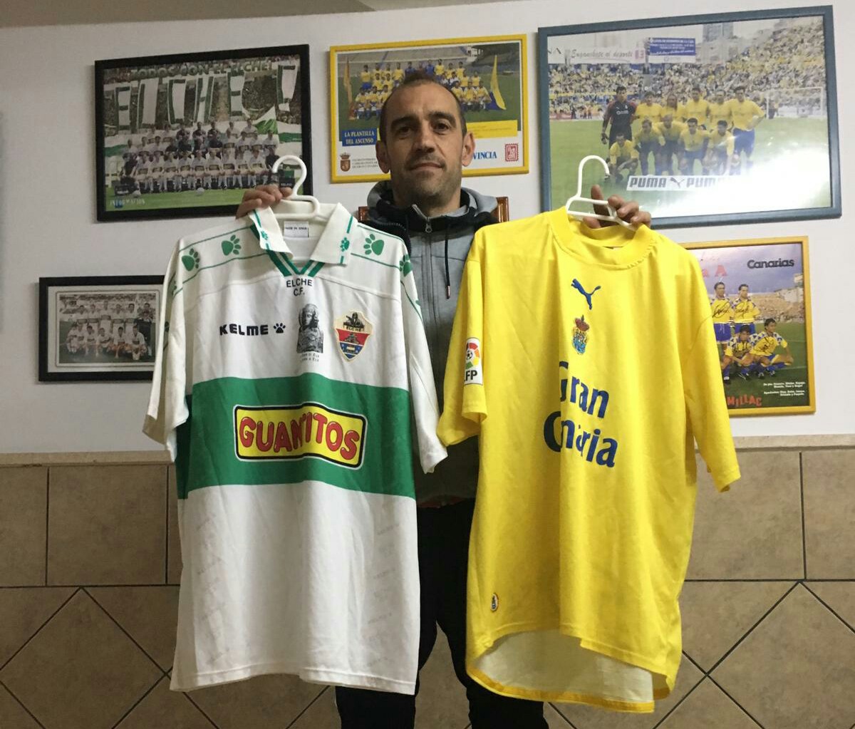 Eloy Jiménez posa con las camisetas del Elche CF y la UD Las Palmas que vistió / Jerónimo Tormo