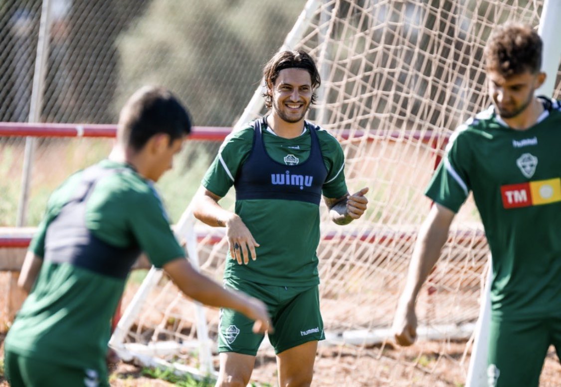 La plantilla del Elche CF se ejercita en Altabix / Sonia Arcos