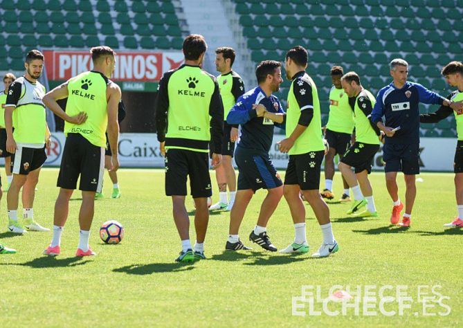 Entrenamiento de Elche con Vicente Parras de entrenador / Sonia Arcos - Elche CF