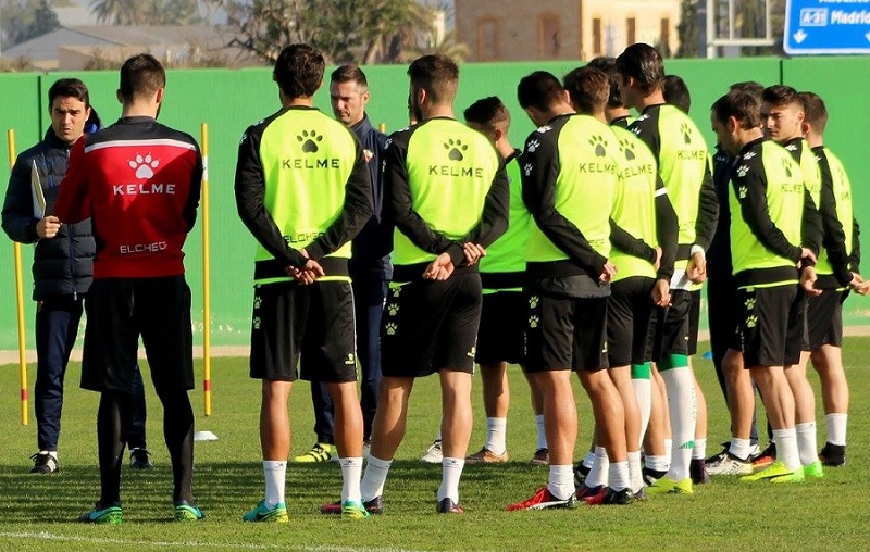 Alberto Toril da órdenes en un entrenamiento con el Elche / LFP