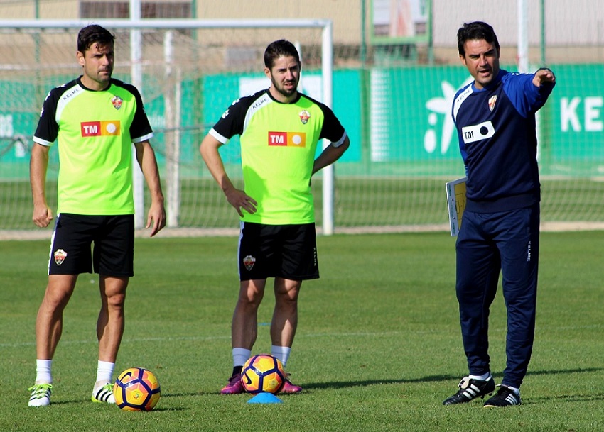 Alberto Toril dirige un entrenamiento del Elche / Elche CF