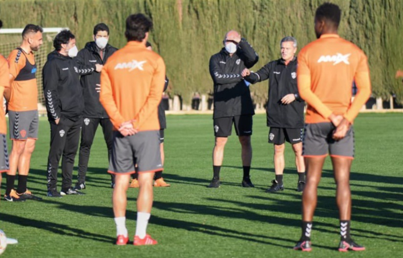 Fran Escribá dirige un entrenamiento con el Elche / Elche C.F. Oficial