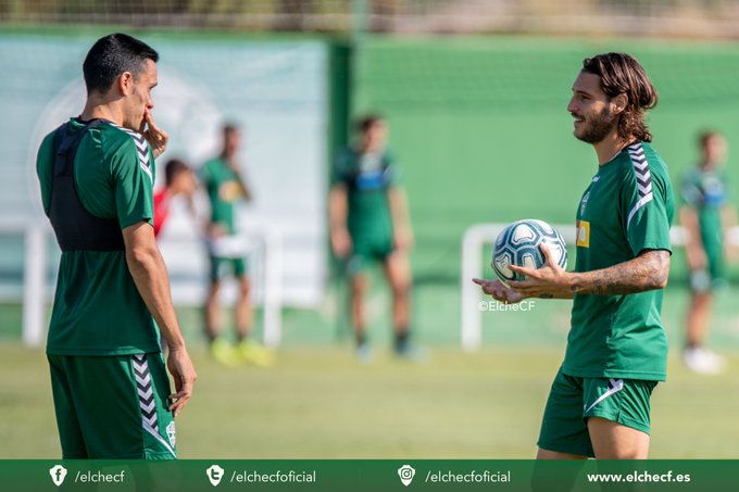 Los jugadores del Elche Juan Cruz y Ramón Folch charlan durante un entrenamiento / Sonia Arcos - Elche C.F.