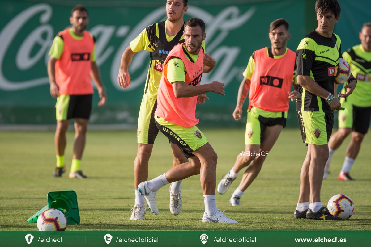 Jony pelea un balón durante un entrenamiento / Elche CF - Sonia Arcos