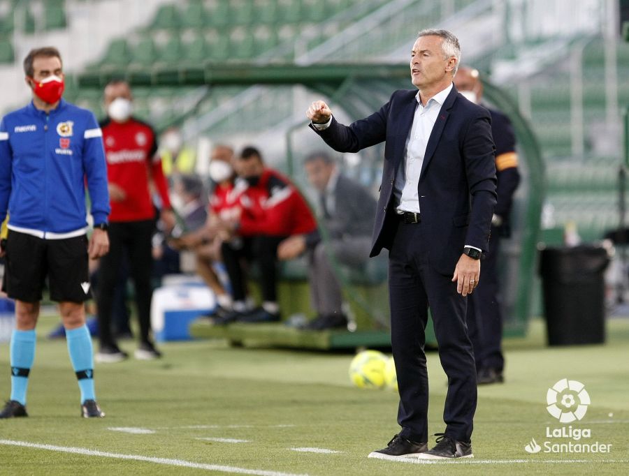 Fran Escribá dirige al Elche CF ante el Alavés / LaLiga