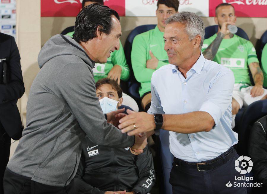Los entrenadores Unai Emery y Fran Escribá se saludan antes de un partido entre Villarreal y Elche / LaLiga