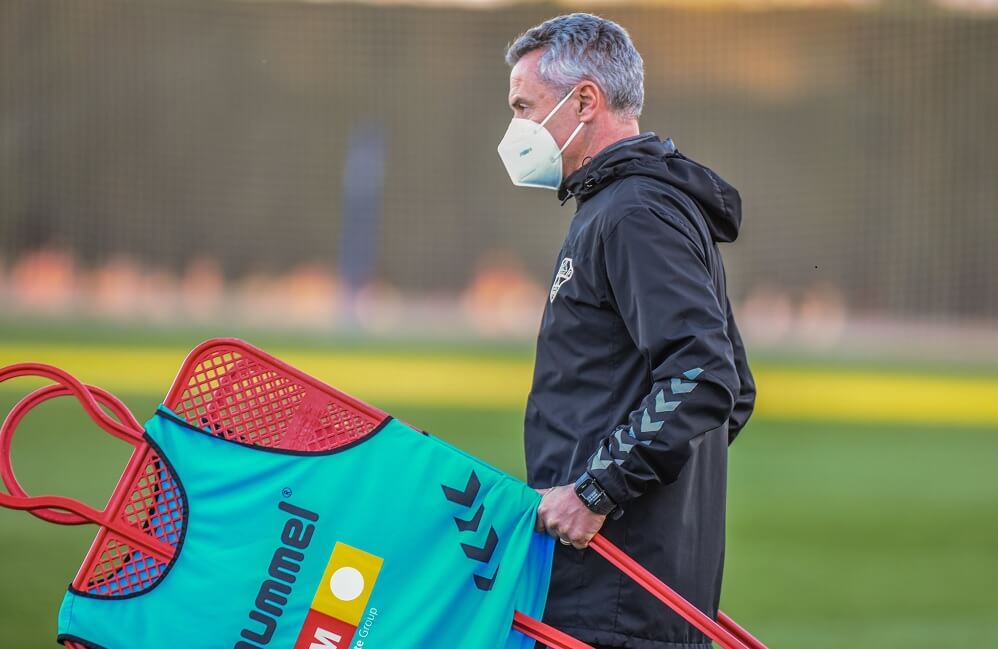 Fran Escribá dirige un entrenamiento con el Elche CF en la previa de la visita al FC Barcelona / Elche C.F. Oficial