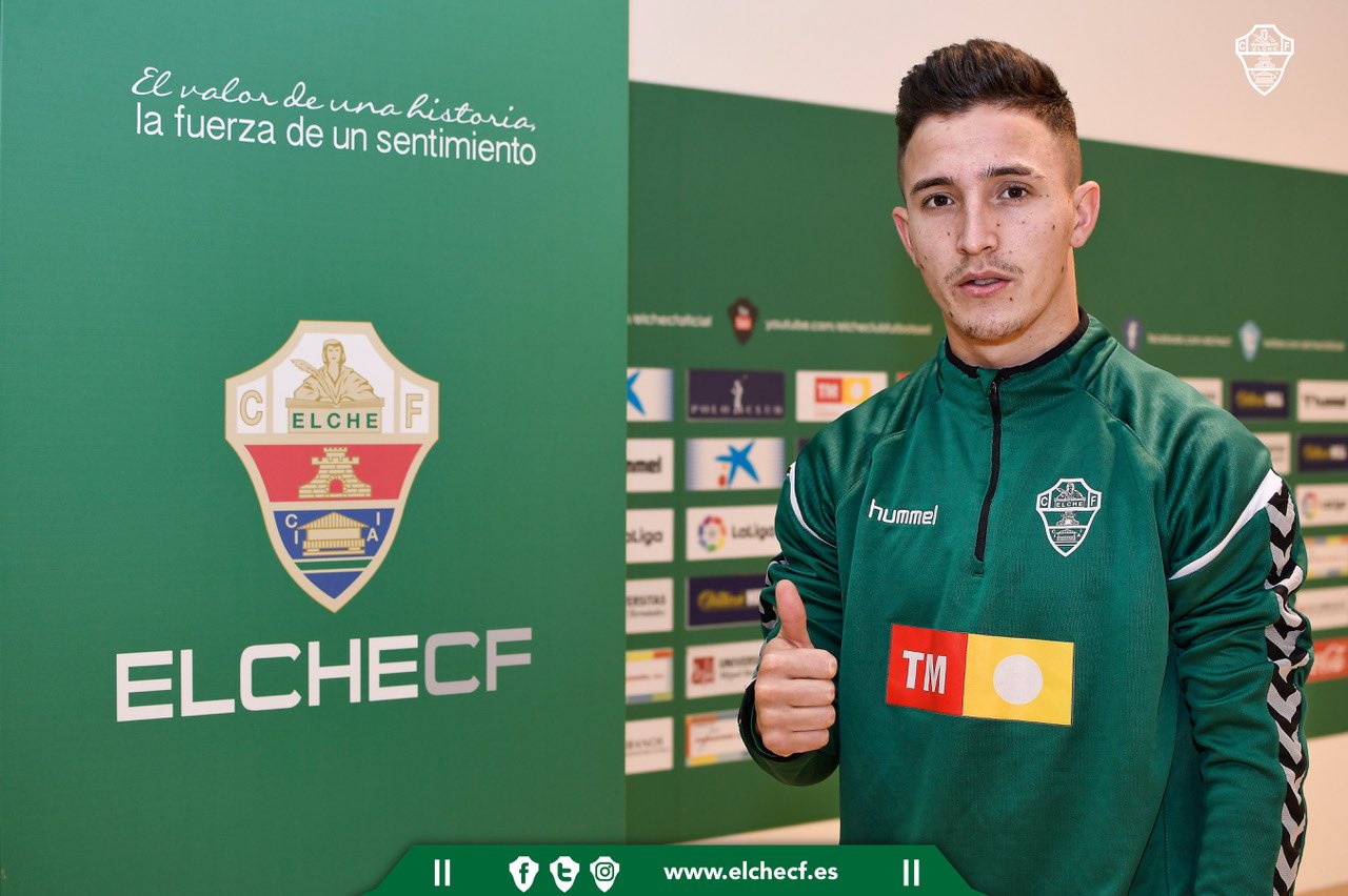 Dani Escriche posa con la equipación franjiverde / Sonia Arcos - Elche CF Dani Escriche posa con la equipación franjiverde / Sonia Arcos - Elche CF
