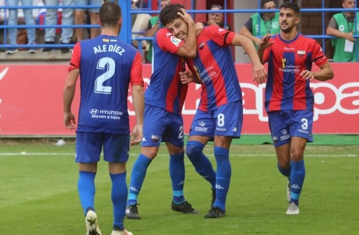 Los jugadores del Extremadura celebran un gol al Cádiz / LFP