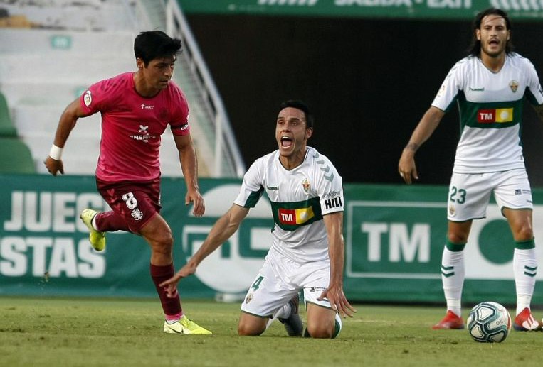 Ramón Folch lamenta una acción en un partido entre Elche y Tenerife / LFP