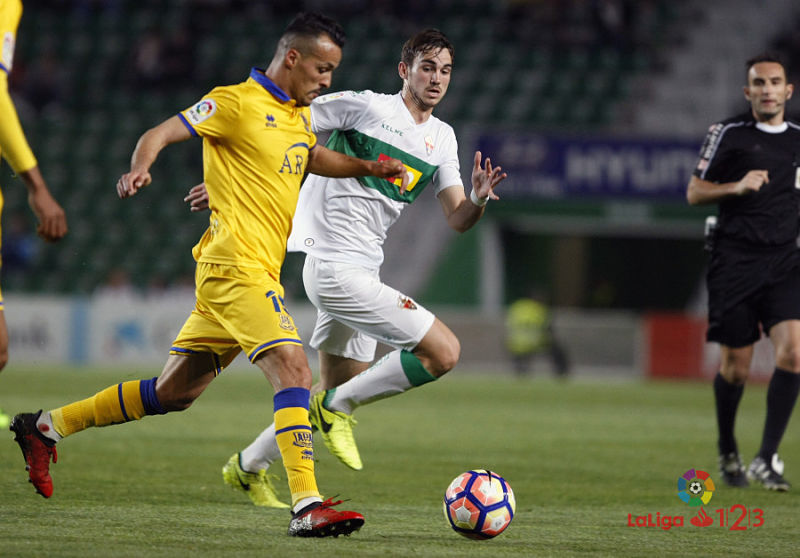 Fabián, jugador del Elche, ante un rival del Alcorcón / LFP