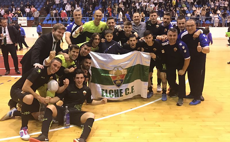 Los jugadores del Elche Sala celebran su victoria en Ferrol