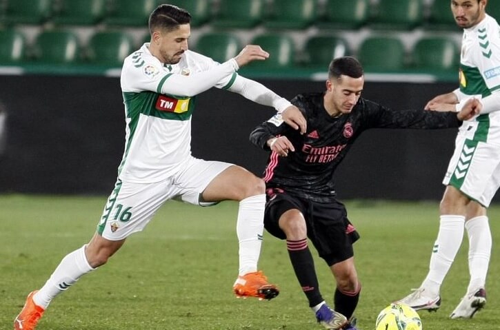 Fidel pelea un balón ante Lucas Vázquez en un partido entre Elche y Real Madrid / LaLiga