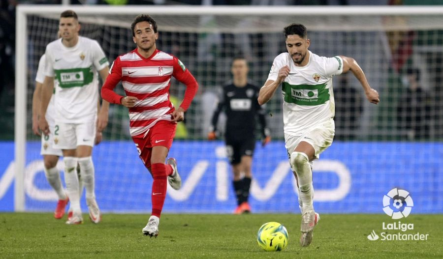 El jugador del Elche, Fidel Chaves, controla un balón durante un partido ante el Granada / LaLiga El jugador del Elche, Fidel Chaves, controla un balón durante un partido ante el Granada / LaLiga