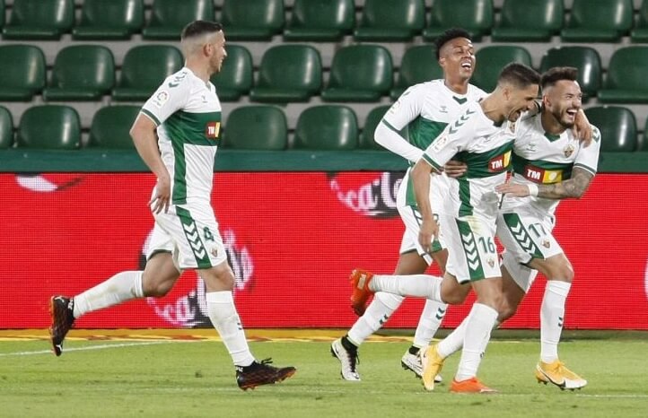 Josan y Fidel celebran un gol del Elche ante el Valencia / LaLiga