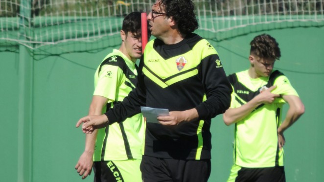 Fidel Martínez dirige un entrenamiento en las categorías inferiores del Elche C.F.