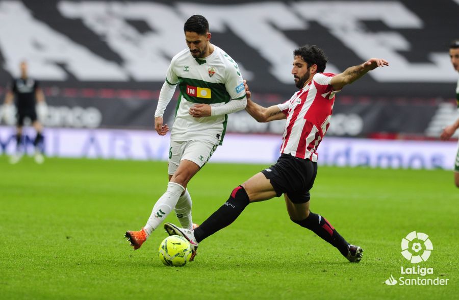 Fidel Chaves y Raúl García durante un lance del partido entre Athletic y Elche / LaLiga