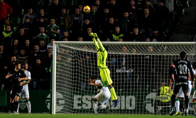 El portero del Elche, Francis Uzoho, despeja un balón en un partido ante el Sporting - Sonia Arcos . Elche C.F.