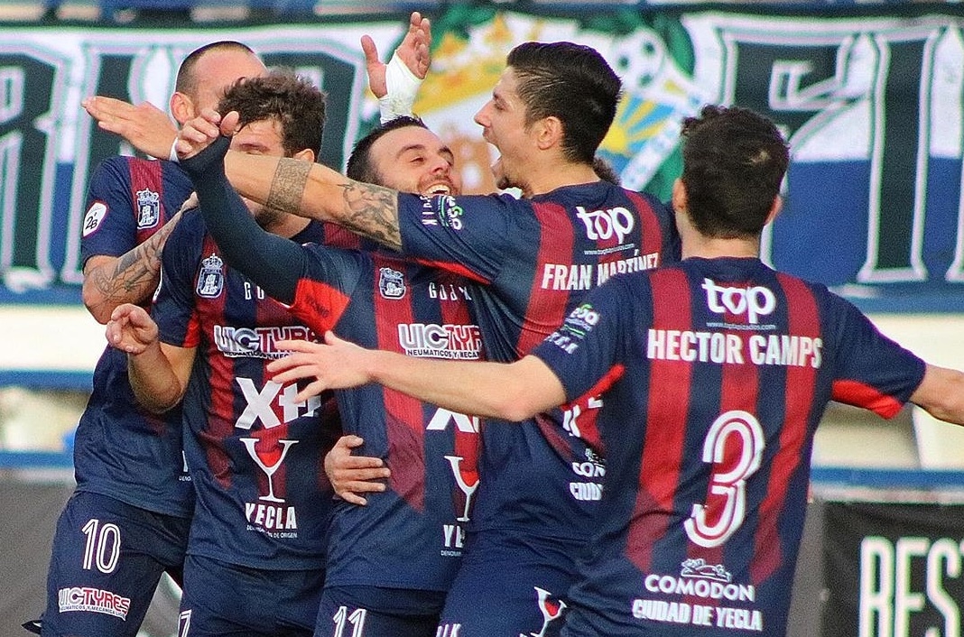 Fran Martínez celebra un gol junto con el resto del equipo / Yeclano Deportivo