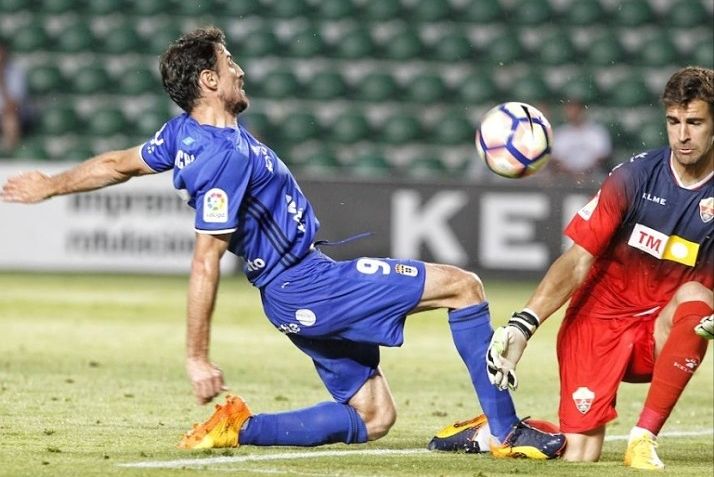 Germán Parreño bloquea el tiro a un jugador del Oviedo / Diario El Comercio