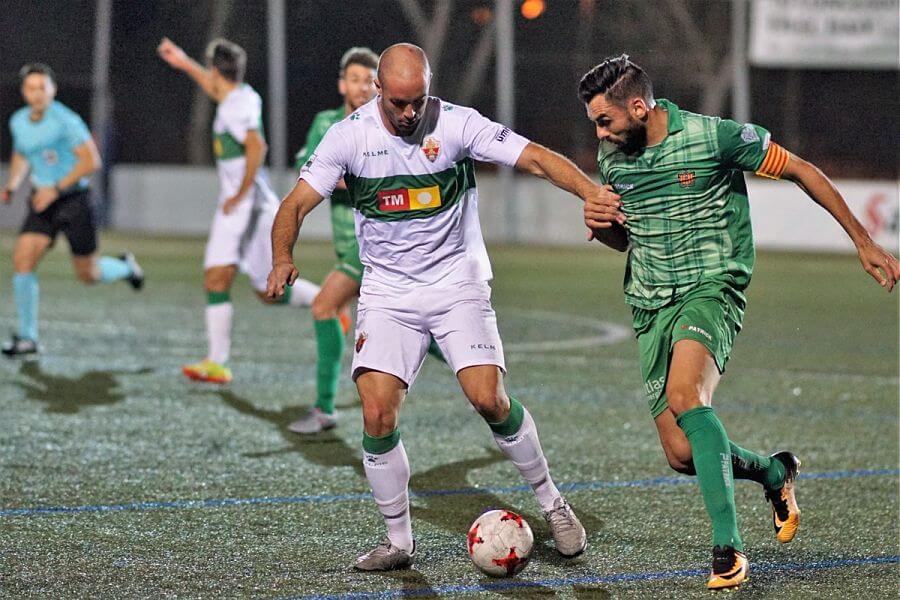 El jugador del Elche Golobart controla el balón ante un rival del Cornellá / Andrés Ayala (UE Cornellà)