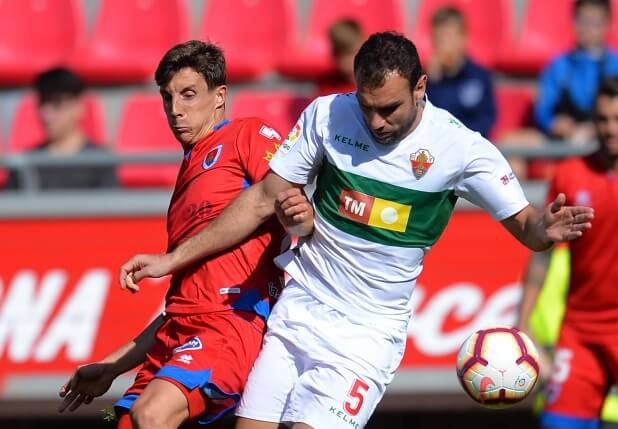 El jugador del Elche Gonzalo Verdú pelea un balón ante el jugador del Numancia Guillermo / LFP