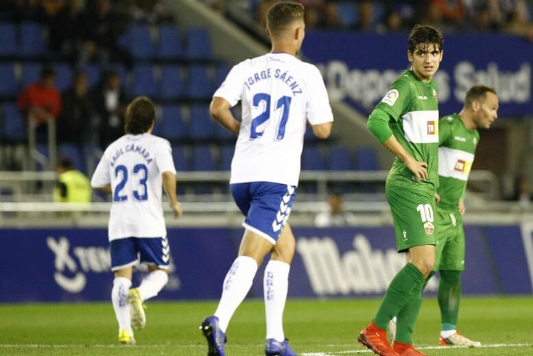 El jugador del Elche Gonzalo Villar durante un partido ante el CD Tenerife / LFP