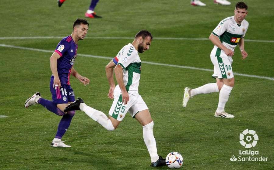 Gonzalo Verdú, durante un partido entre Elche y Valladolid en la temporada 21-22 / LaLiga