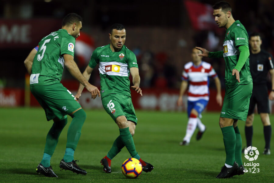 Jugadores del Elche durante un partido ante el Granada / LFP