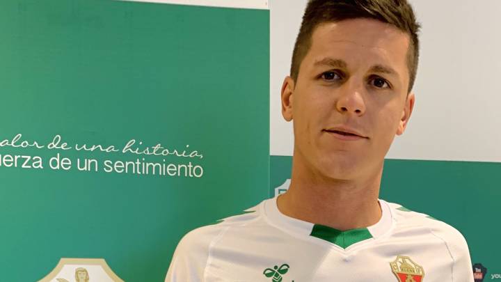 Guido Carrillo posa durante su presentación / Sonia Arcos - Elche CF