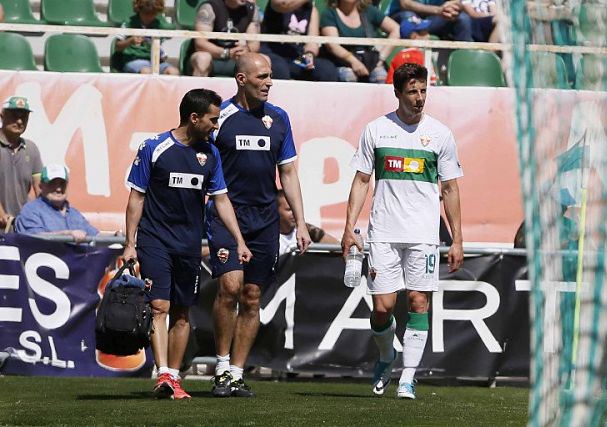 Guillermo sale del terreno de juego acompañado de los servicios médicos del Elche en el partido ante el Mirandés / LFP