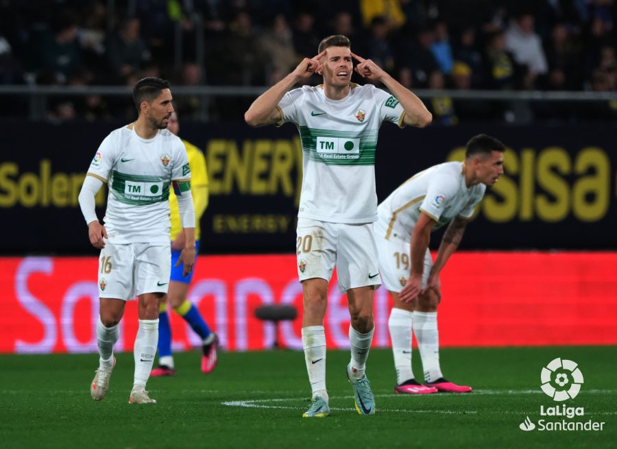 El jugador del Elche, Gumbau, se dirige a sus compañeros en un partido contra el Cádiz / LaLiga