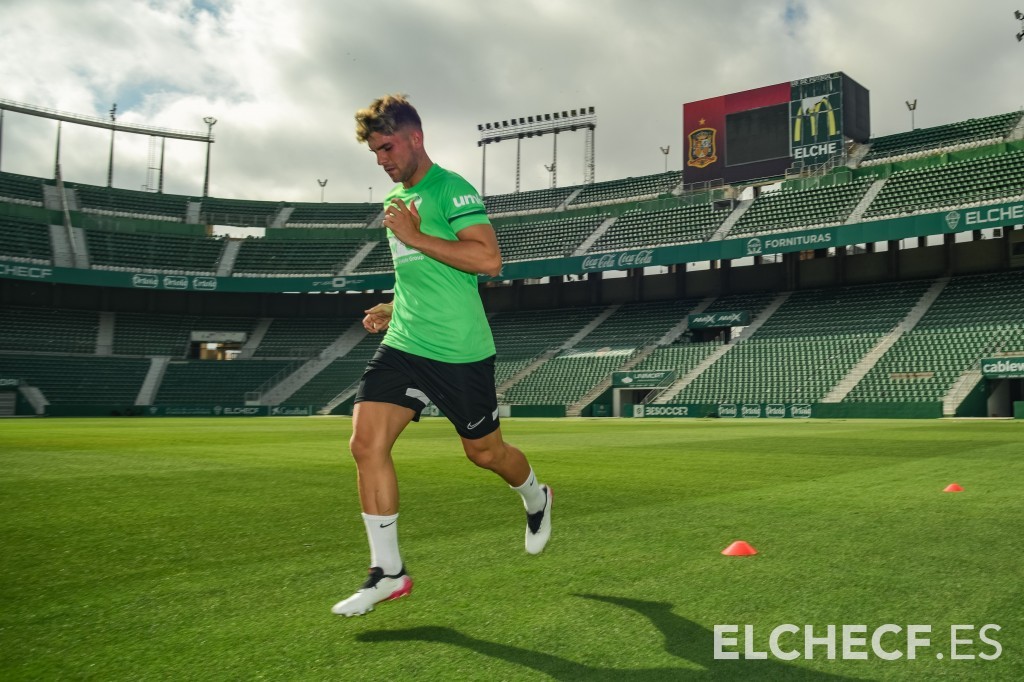 Raúl Guti realiza carrera continua en el Martínez Valero / Sonia Arcos - Elche CF