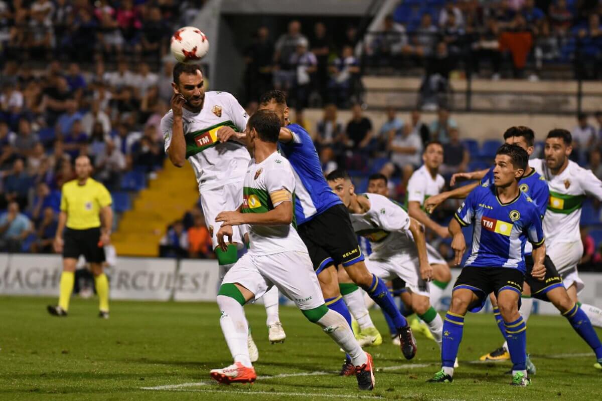 Gonzalo Verdú marca de cabeza al Hércules / Sonia Arcos - Elche C.F. Oficial