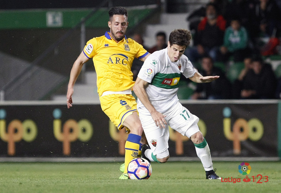 Hervías pelea un balón ante el Alcorcón / LFP