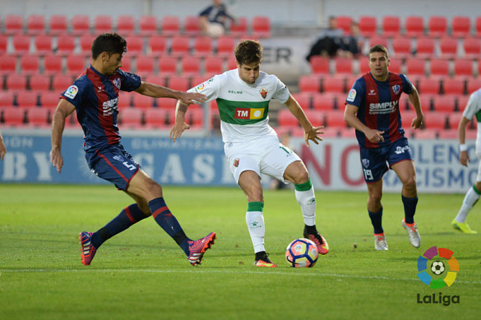Pablo Hervías durante un partido entre Huesca y Elche