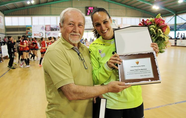 Homenaje del CBM Elche Mustang a Llanos Trigueros en su despedida