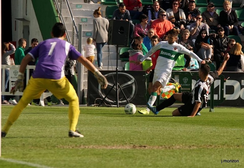 Partido entre Elche Ilicitano y Almazora / J.Monzón