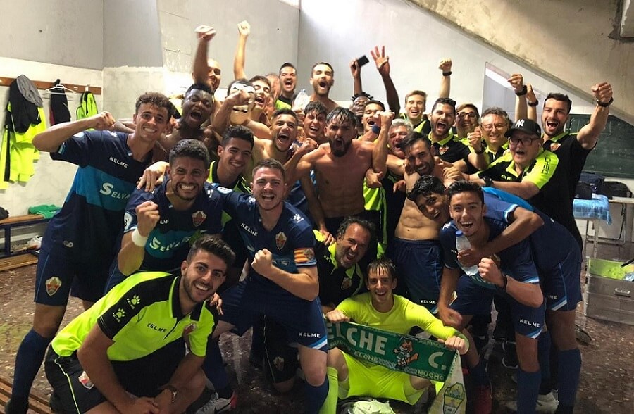 Los jugadores del Elche Ilicitano celebran la permanencia en Tercera