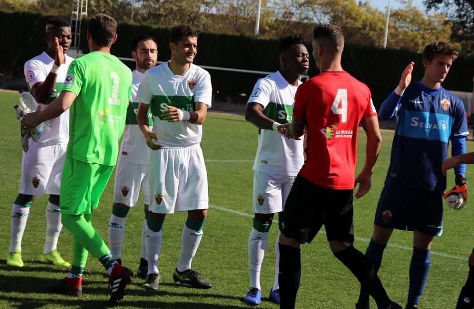 Los jugadores del Elche Ilicitano saludan a un rival antes de un partido en la temporada 18-19 / LFP