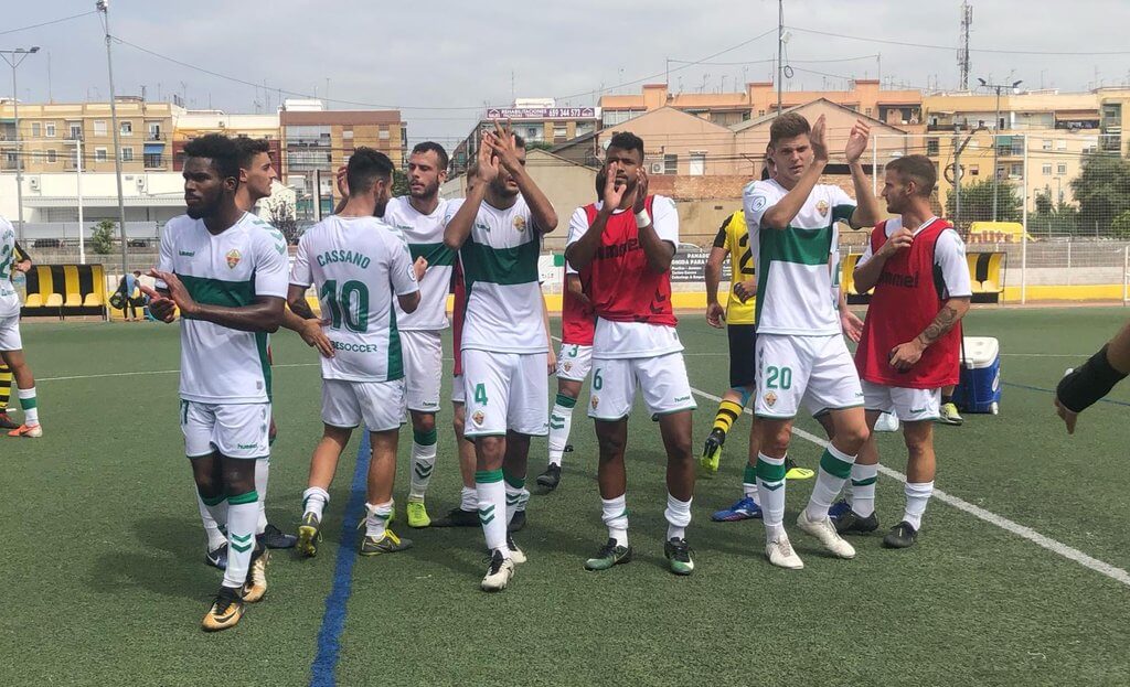 Los jugadores del Elche Ilicitano saludan tras vencer al Paterna / Elche C.F. Base