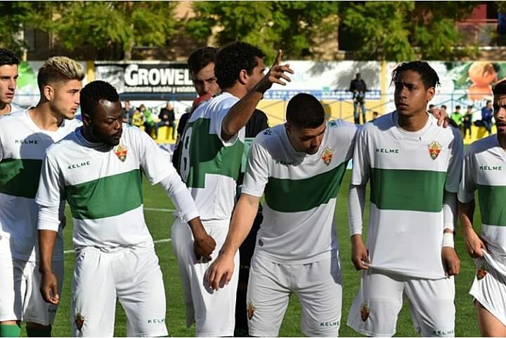 Los jugadores del Ilicitano, antes de enfrentarse al Orihuela / Elche C.F. Fútbol Base