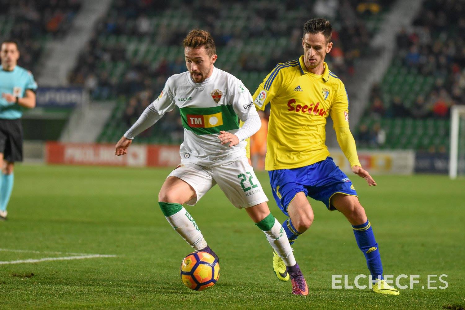 Iriondo controla el balón ante un jugador del Cádiz / Sonia Arcos - Elche CF