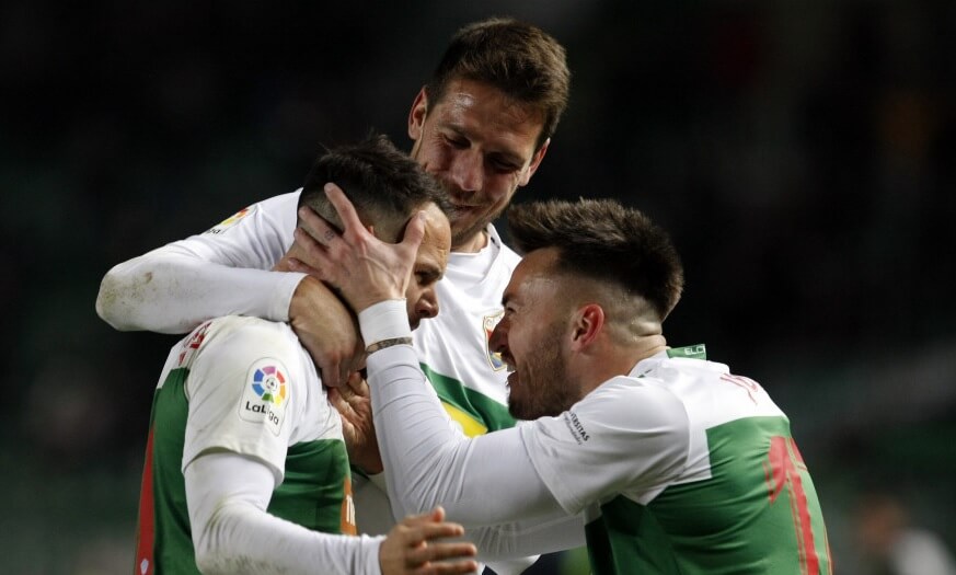 Los jugadores del Elche Josan y Manu felicitan a Iván Sánchez por su gol ante el Nástic / LFP